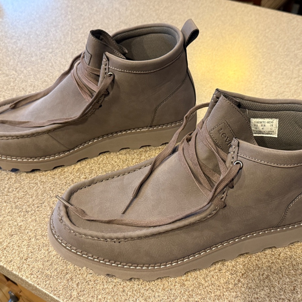 Levi’s men’s grey chukka boots - size 13 - never worn, mint condition!